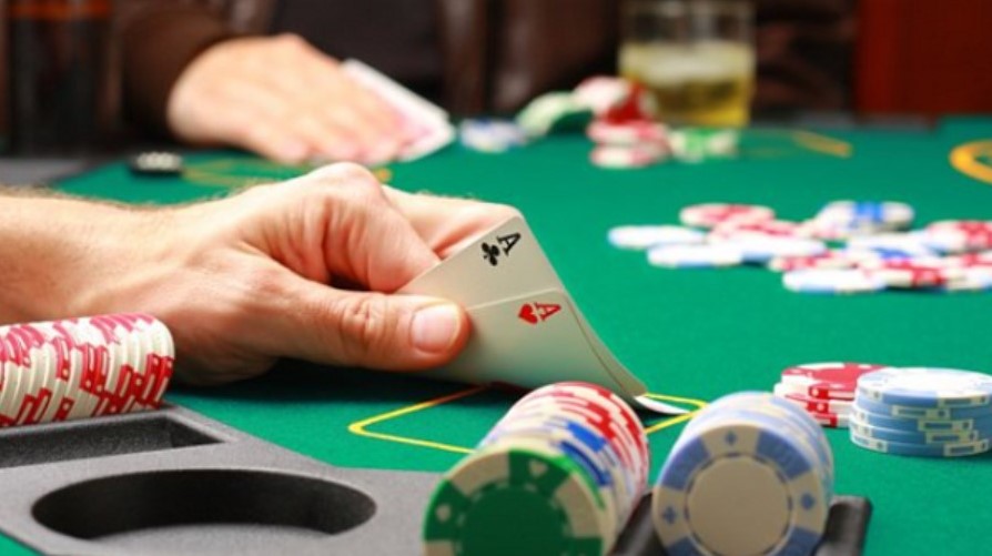 Một bộ bài Poker 8day có những gì?